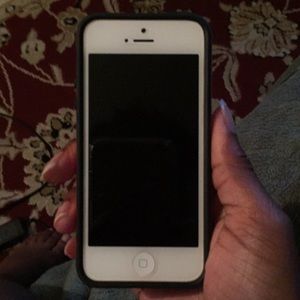 iPhone 5 ( good condition, barely used/unlocked)